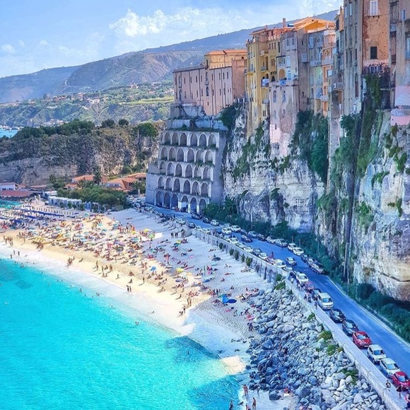 Meet your Posher, Elle - Picture 2 of 2